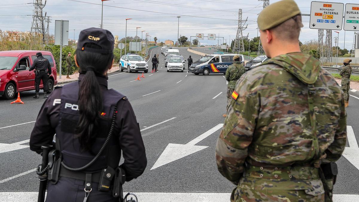 Una agente de la Policía Nacional y un soldado del Ejército en un control de carretera en Valencia durante la segunda semana del estado de alarma.