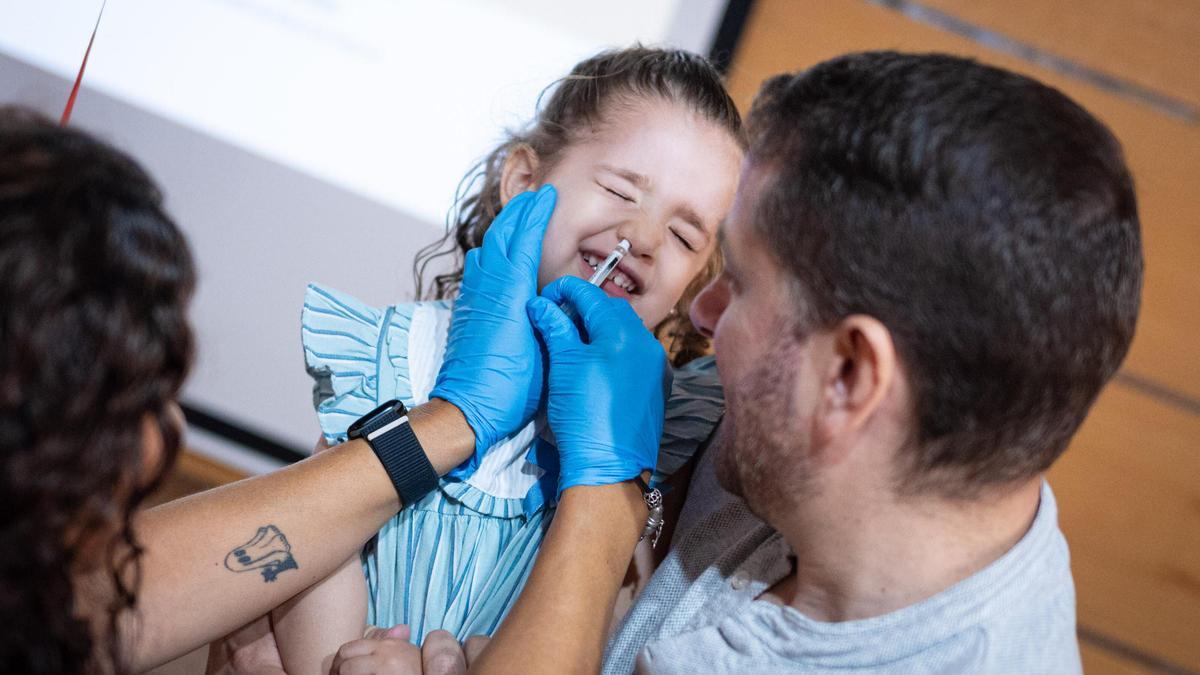 Una niña se vacuna contra la gripe en el centro de salud Doctor Guigou, conocido como ‘El Hospitalito’.