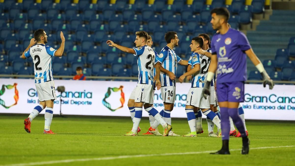 Los jugadores de la Real Sociedad celebran el 0-1 de Portu