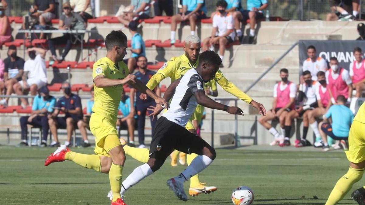 Un lance del juego del amistoso de Oliva entre Valencia CF y Villarreal CF