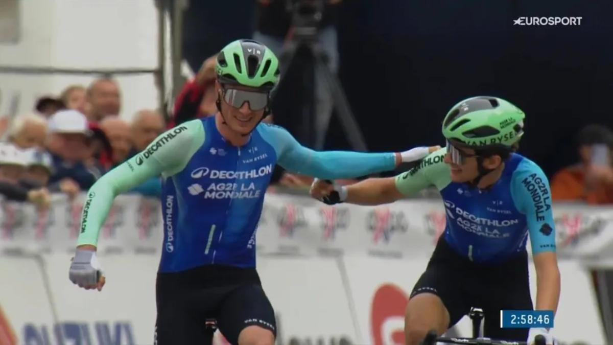 Nicolas Prodhomme y Paul Seixas, en su llegada a meta en la pasada edición del Tour de los Alpes