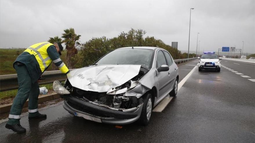 El mal tiempo provoca dos accidentes y deja un herido trasladado al hospital