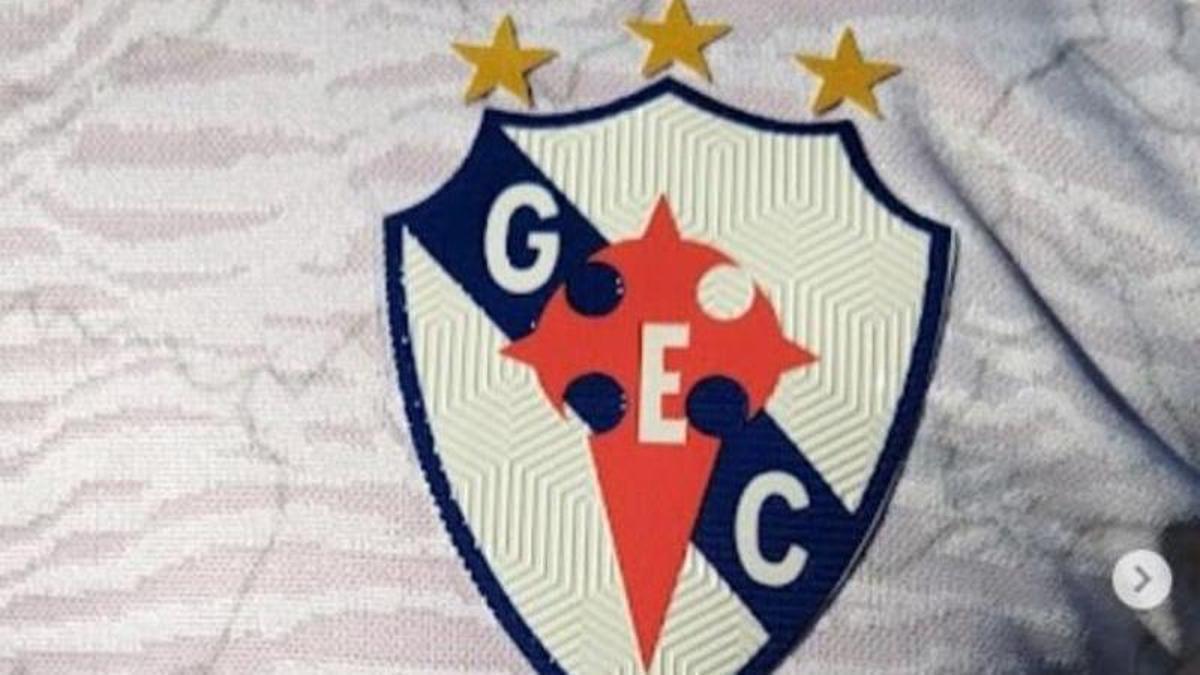 El club de fútbol Galícia, de Brasil, estrena su nuevo uniforme con la Catedral de Santiago estampada
