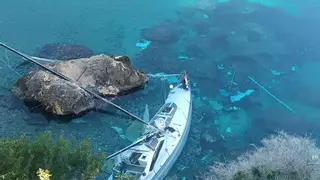 Im Dezember auf Grund gelaufenes Segelschiff zerfällt an der Küste von Alcúdia