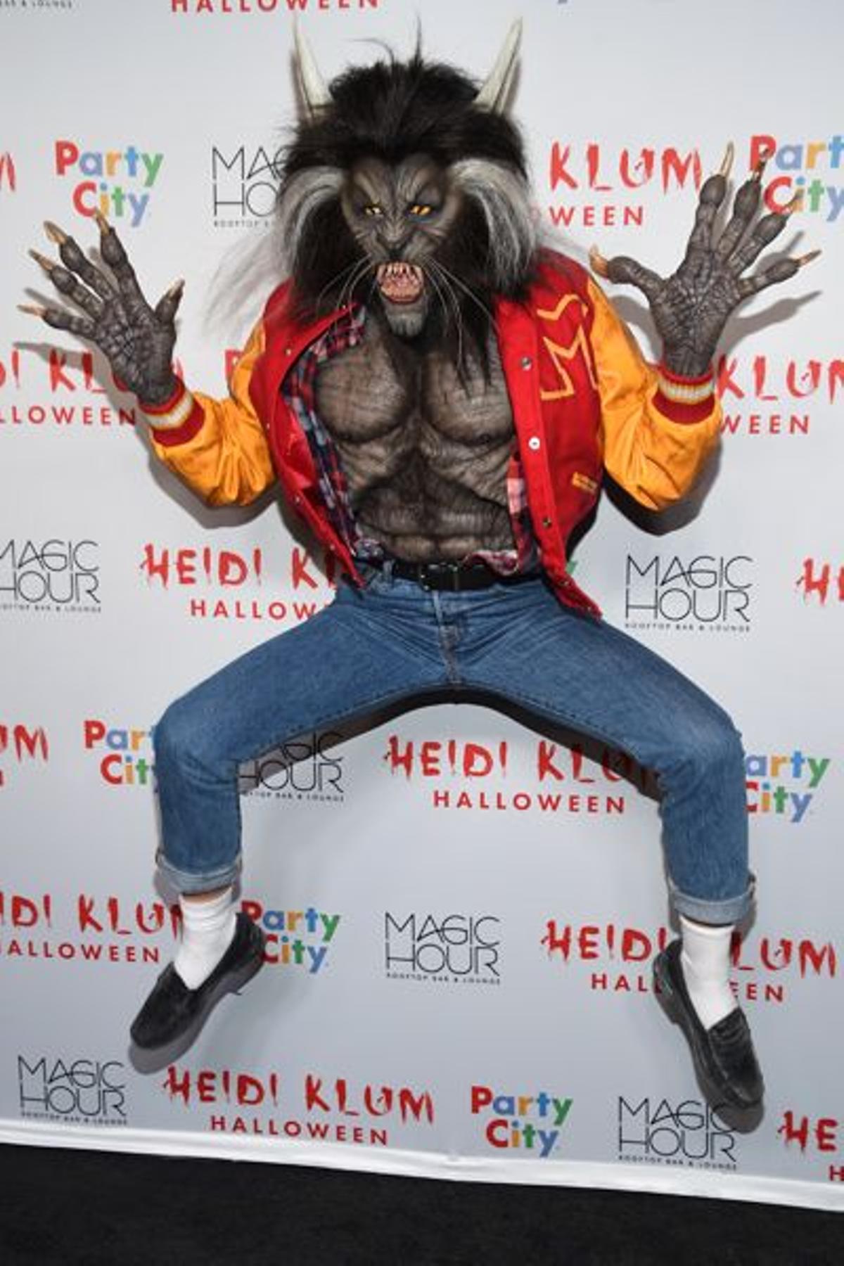 Heidi Klum disfrazada de Michael Jackson en 'Thriller' en Halloween de 2017