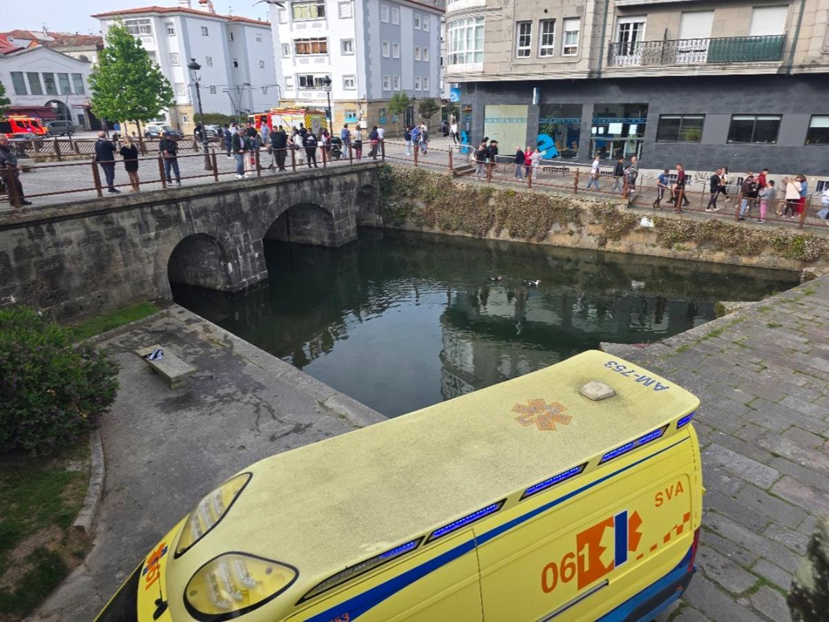 El rescate efectuado en el río O Con congregó a numerosos curiosos y dio lugar a un espectacular despliegue de medios policiales y de emergencias.
