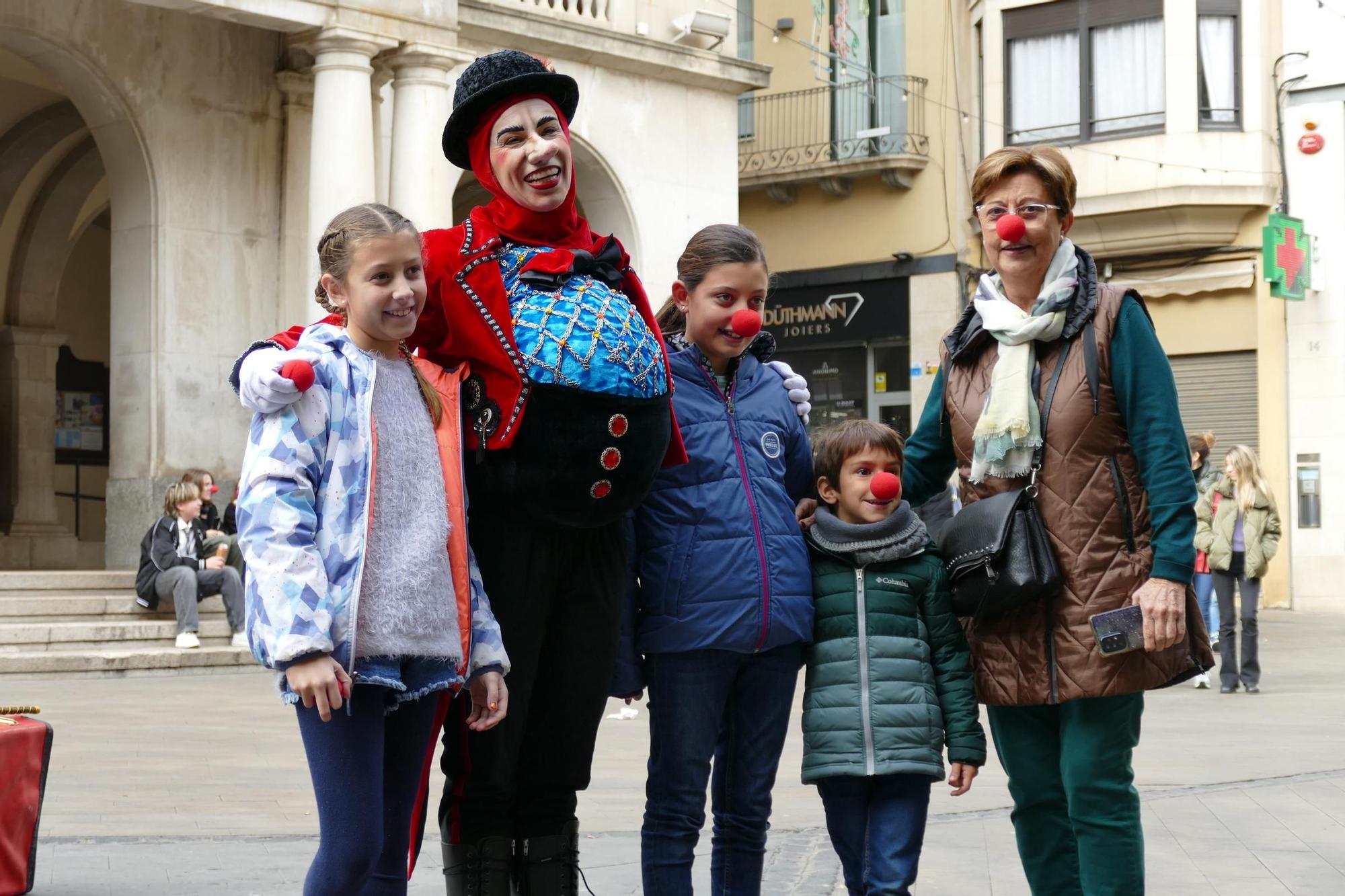 La Dona dels Nassos passeja pel centre de Figueres