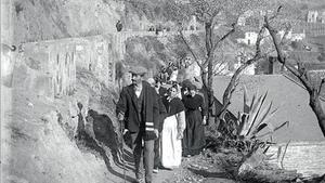 La festa de Sant Medir, a Collserola, el 1900, i les ruïnes del castell de Bellesguard.