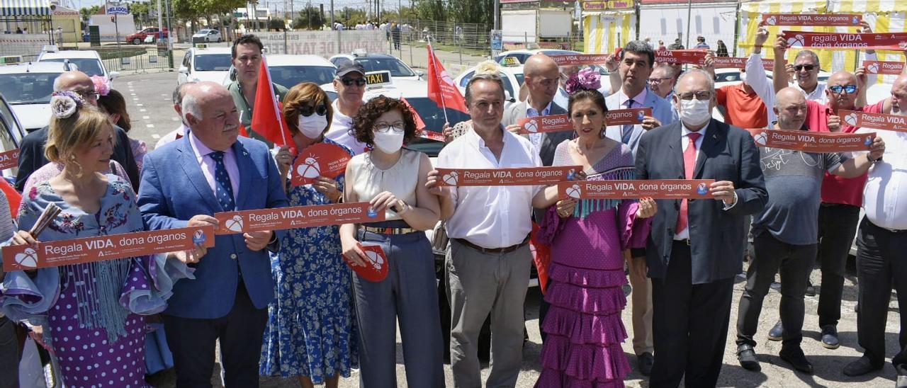 El consejero de Salud, el presidente de los taxistas cordobeses, la gerente del Reina Sofía, la delegada de Salud, entre otras autoridades sanitarias y representantes de los trasplantados.