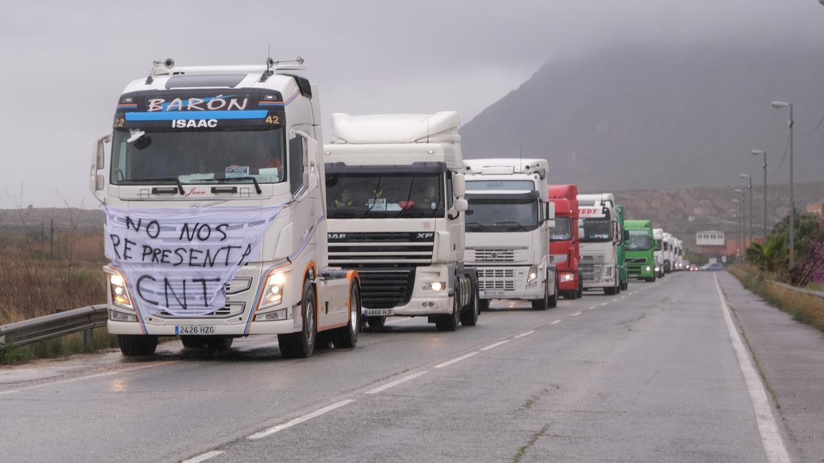Caravana de camiones en el polígono del Pla de la Vallonga en la huelga de marzo.