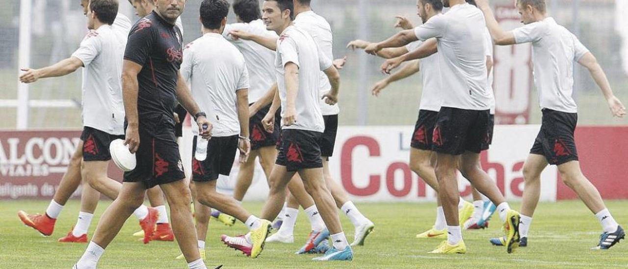 Abelardo, en primer término, durante un entrenamiento del Sporting en Mareo.