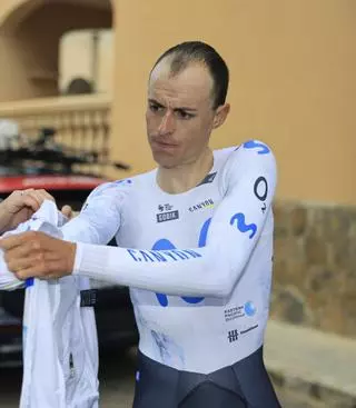 Revés para Enric Mas: caída, lesión y baja en el UAE Tour