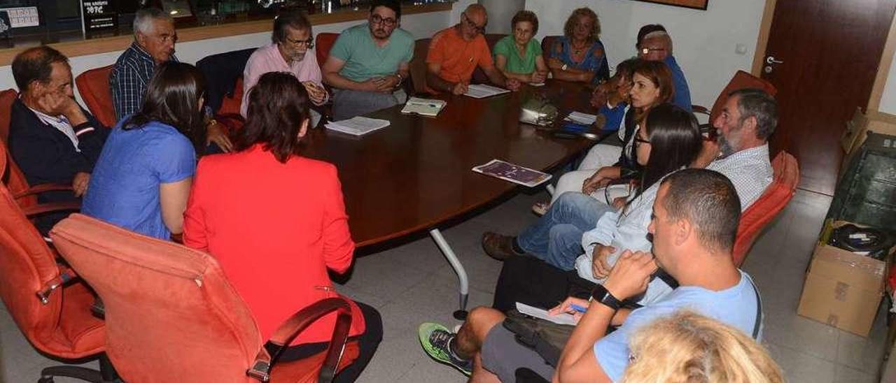 Leticia Santos y Marta Freire se reunieron con varios colectivos para explicar sus planes. // Gonzalo Núñez