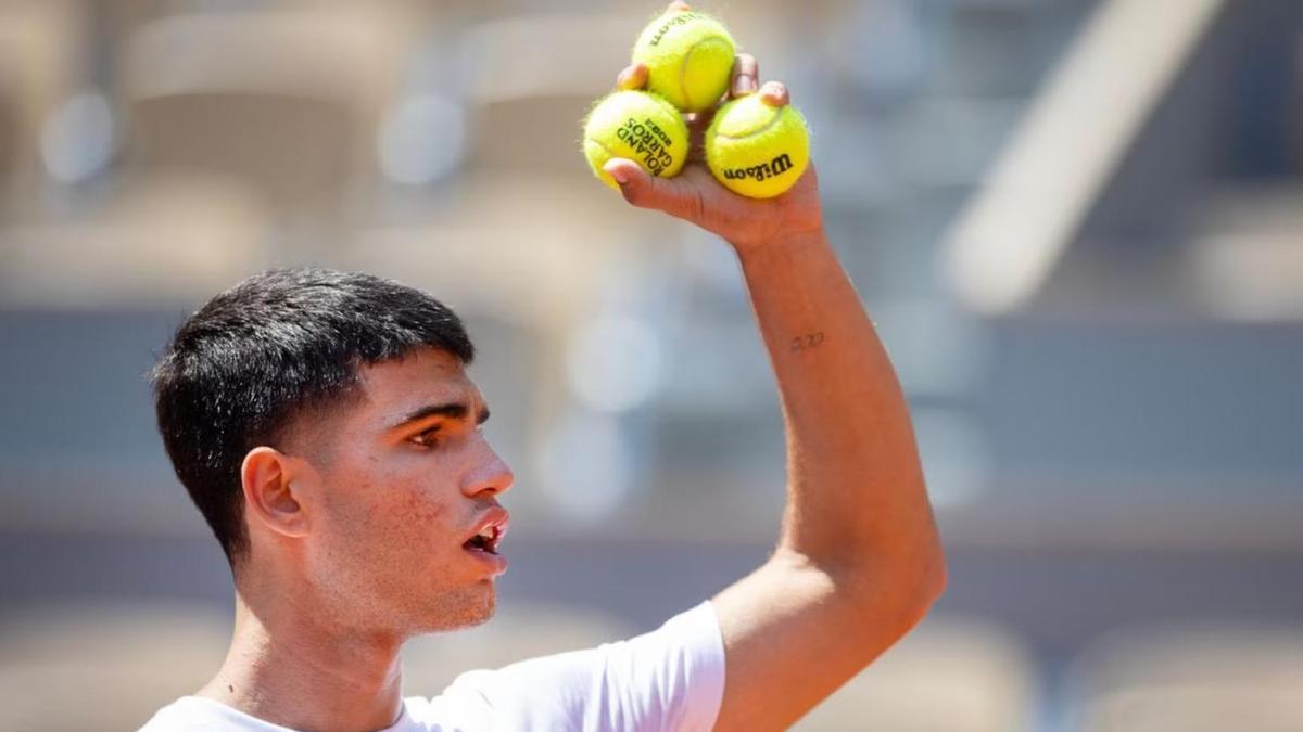 Carlos Alcaraz, con las bolas de Roland Garros en un entrenamiento.