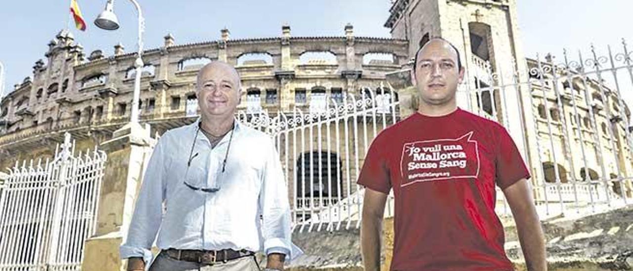 El empresario Juan Nigorra, gran aficionado taurino, y el coordinador de la campaña ´Mallorca Sense Sang´, Guillem Amengual, delante de la Plaza de Toros de Palma.