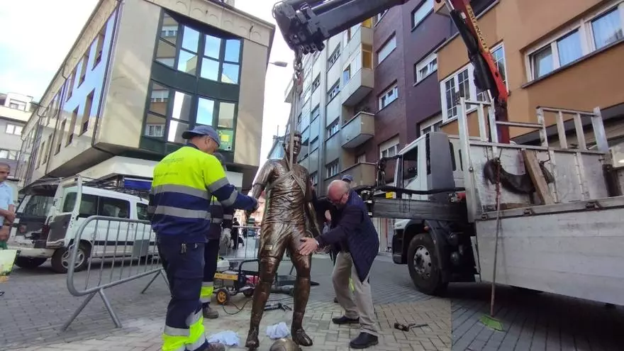 La estatua de David Villa en Langreo reaparaece tras dos meses de “lesión”: la pieza se retiró a principios de julio por problemas de sujeción