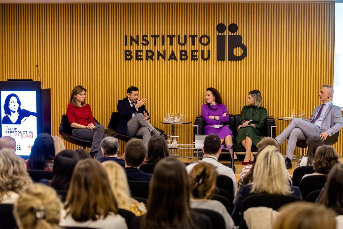 La primera mesa redonda se centró en la medicina reproductiva y el reloj biológico.