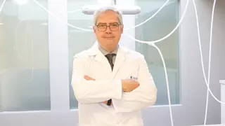 Raimundo Gutiérrez, otorrinolaringólogo: "No debemos eliminar la cera a diario ni usar bastoncillos"