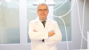 L’error que gairebé tots cometem al netejar les orelles, segons un otorrinolaringòleg: «No l’hem d’eliminar diàriament, ja que pot causar lesions»