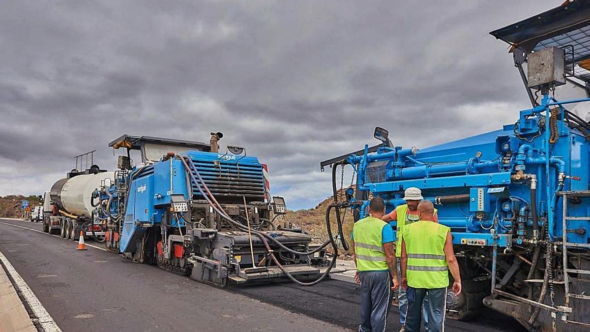 Obras en una carretera de Tenerife.