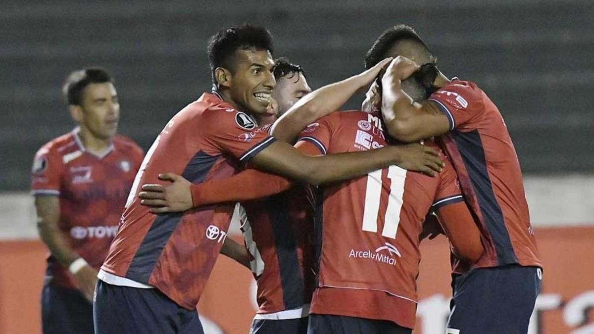 El jugador del Wilstermann Alejandro Meleán es felicitado por sus compañeros.