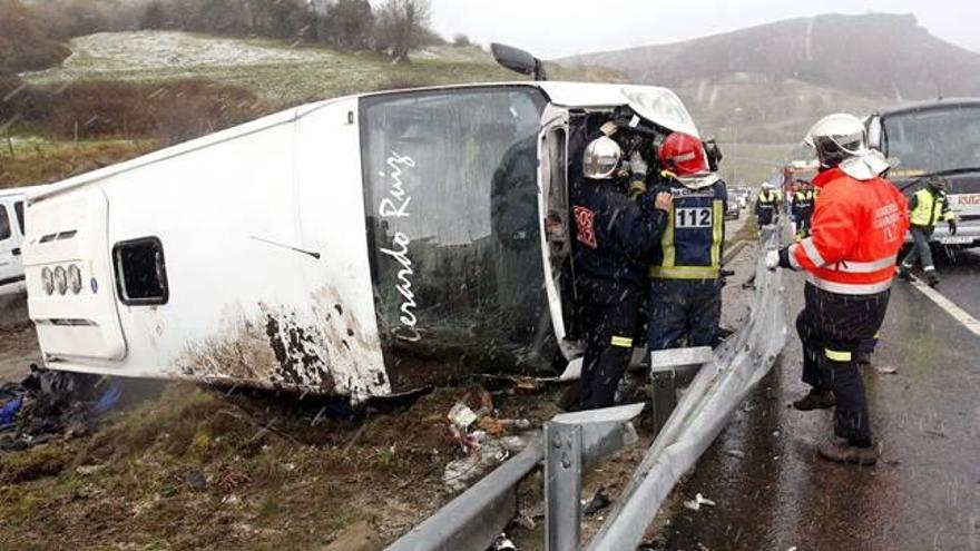 Una joven pierde la vida al volcar un autobús en Cantabria