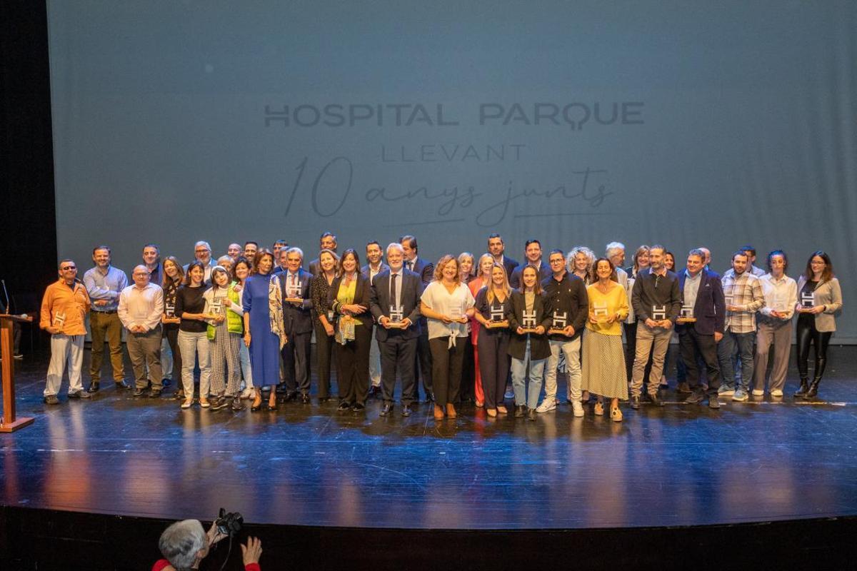 Die Ausgezeichneten im Auditorium von Manacor mit Gesundheitsministerin Patricia Gómez (mit gelber Bluse und schwarzem Hosenanzug).