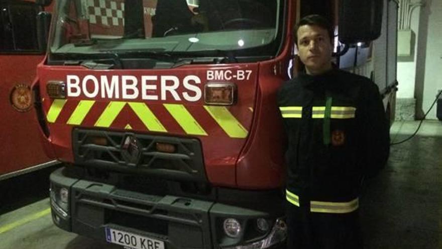 Adrián junto a un camión de los bomberos en el parque municipal.