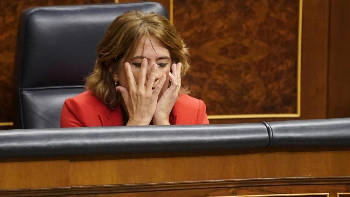 La ministra Dolores Delgado, escuchando a la oposición, durante el pleno en el Congreso de los Diputados.