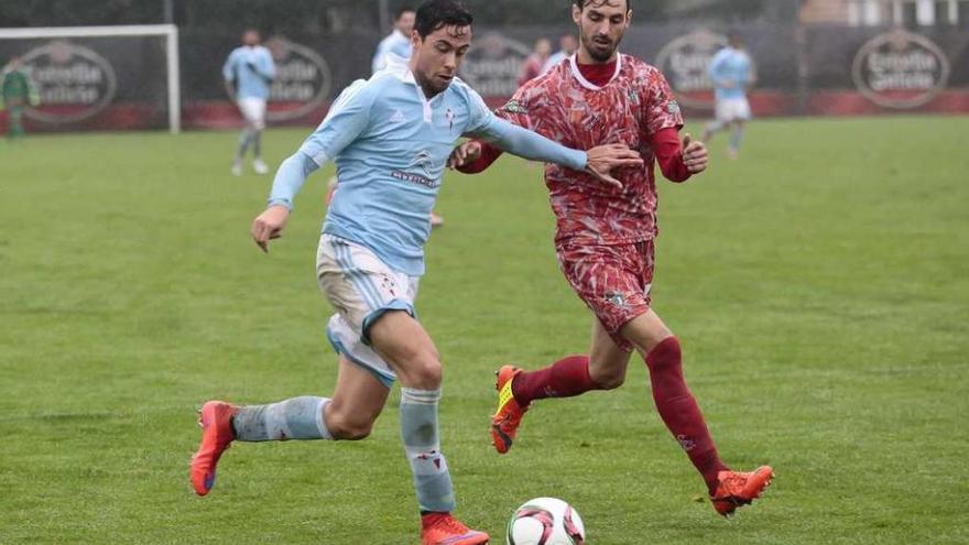 Un jugador del Celta B conduce el balón durante el partido ante el Guijuelo. // Adrián Irago