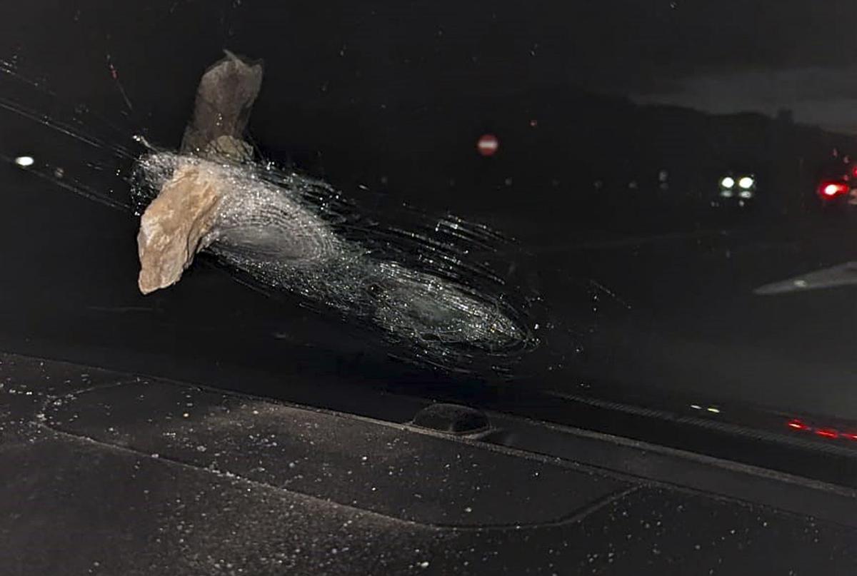 Los menores causaron importante destrozos en las lunas y las carrocerías de los vehículos