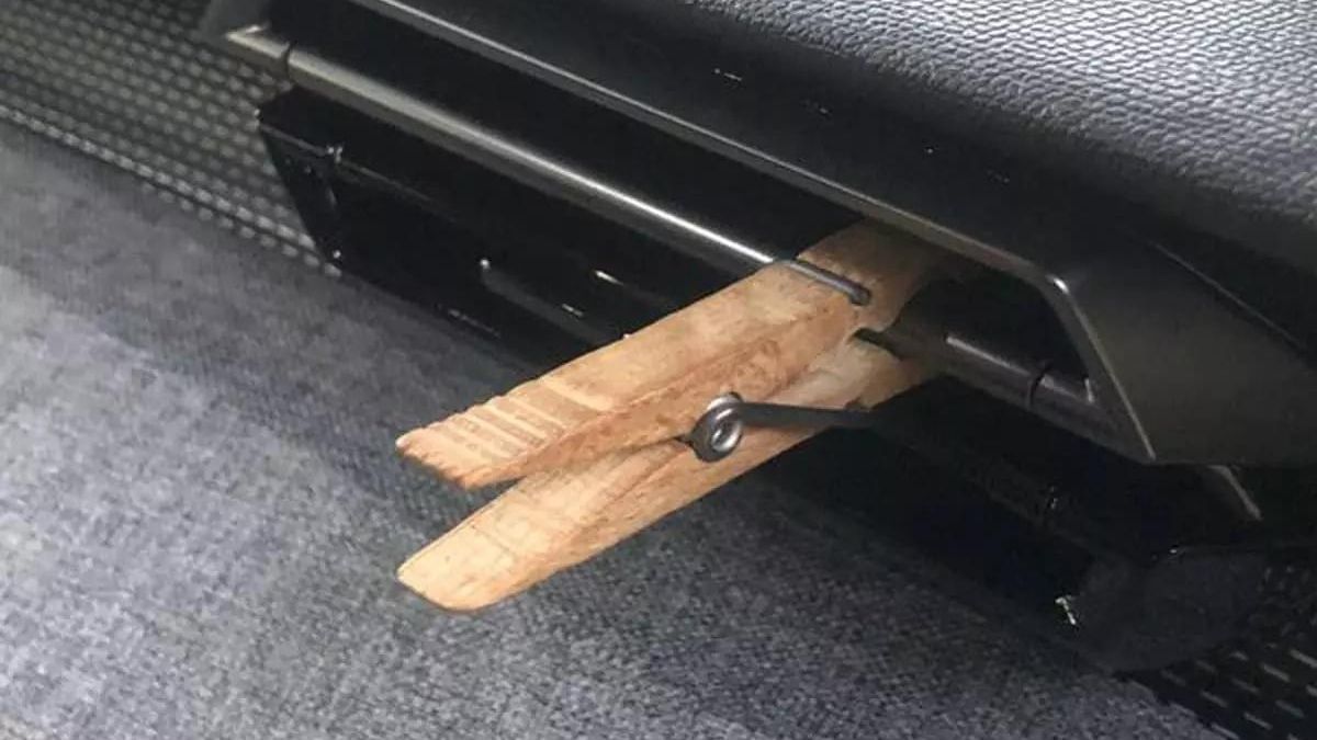 El truco de la pinza en el salpicadero del coche: cómo hacerlo y para qué sirve.