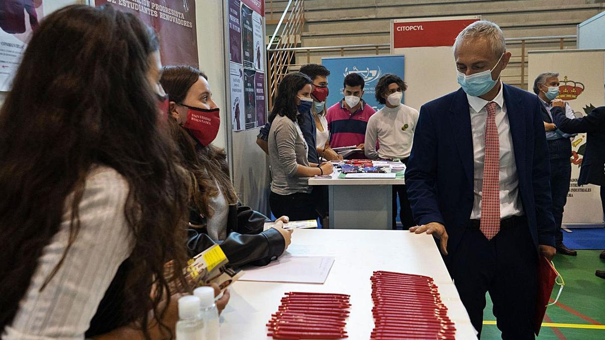 El rector de la USAL, Ricardo Rivero, visita los estands en el pabellón de deportes. | Jose Luis Fernández