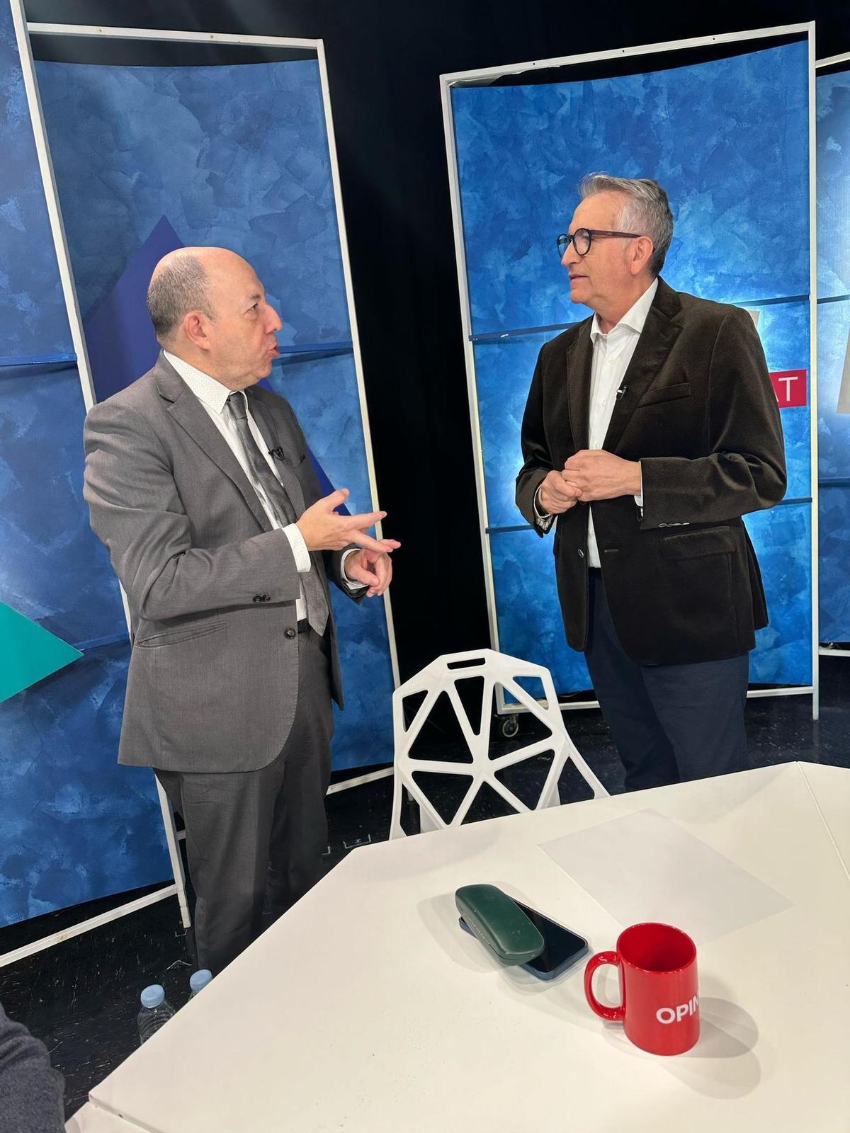 Carlos Fuentes, a la derecha, en uno de sus programas charlando con el economista Gonzalo Bernardos.