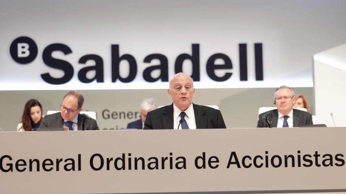Oliu, en un momento de la junta del Sabadell celebrada en el ADDA.