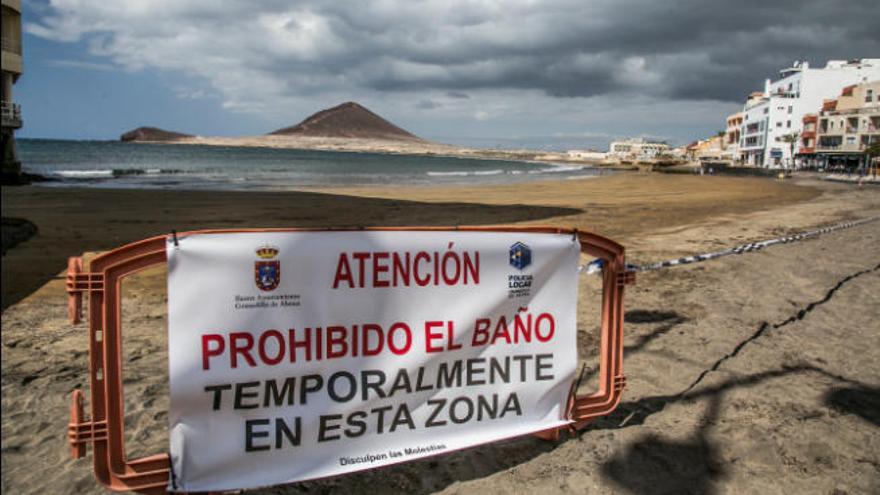 Imagen de archivo de uno de los múltiples cierres de la playa de El Médano.