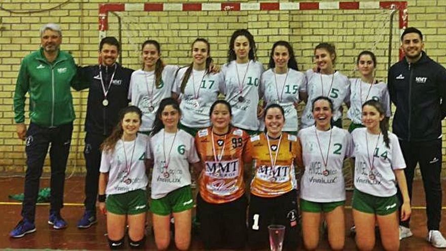 Las jugadoras del Ángel Óptico celebran el subcampeonato de Castilla y León.