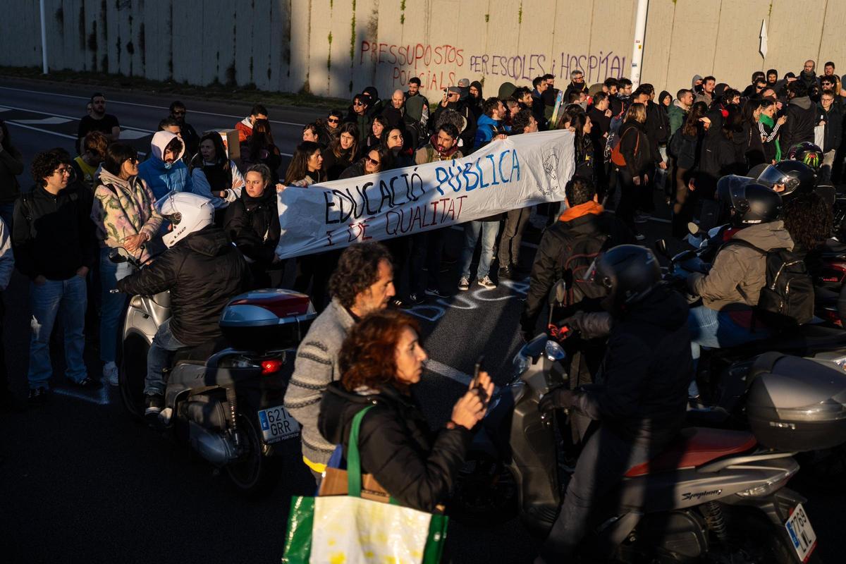 La protesta de profesores corta la B-20 a la altura de Finestrelles