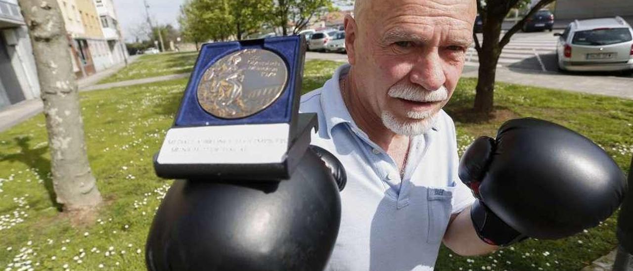 Dacal posa en el barrio de La Luz con guantes de boxeo y la medalla de bronce de los Juegos Olímpicos de 1972 que quiere donar al Ayuntamiento.