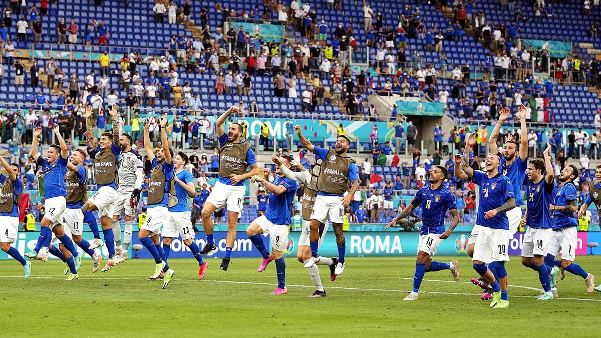 Los jugadores italianos celebran la victoria a la conclusión del partido. |  // EFE