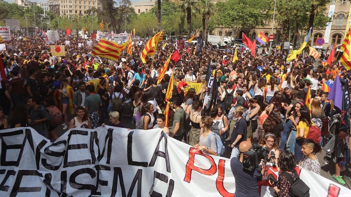 Inicio desde plaça Universitat de la manifestación de estudiantes.