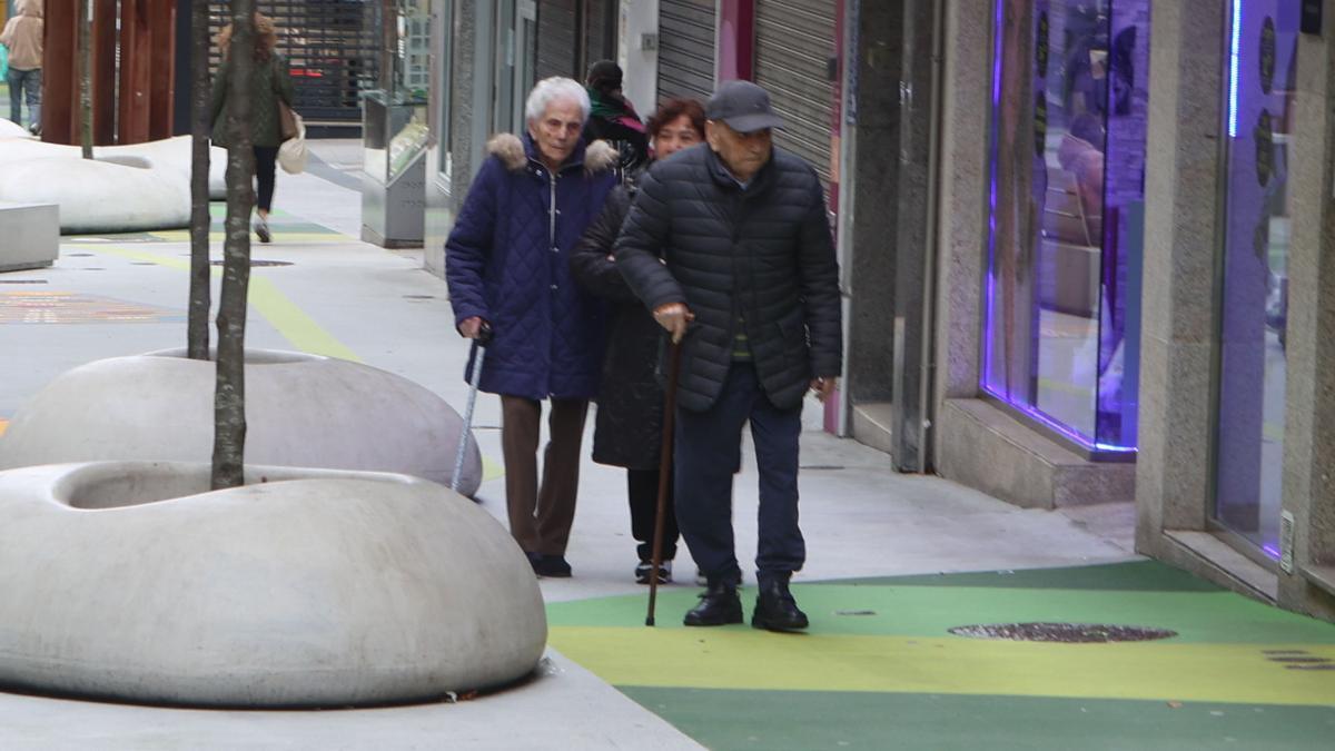 Gente mayor paseando en Alcalde Marchesi