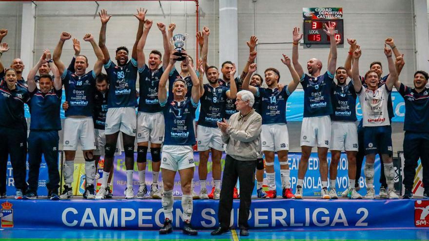 El capitán Fran Rodríguez levanta la copa que reconoce al CD Cisneros Alter como campeón de la Superliga 2 masculina 22/23. | | E.D.