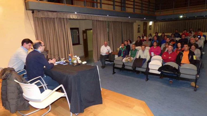 El ponente Dioni Morodo y el alcalde de Cangas, José Víctor Rodríguez, se dirigen a los asistentes al curso.