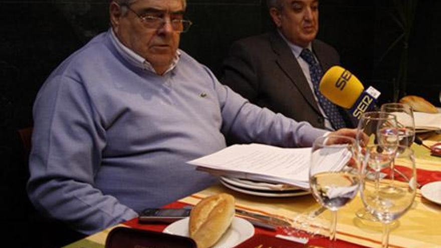 Mariano Rodríguez San León (izquierda) junto a Manuel Conde, ayer en la presentación del libro.