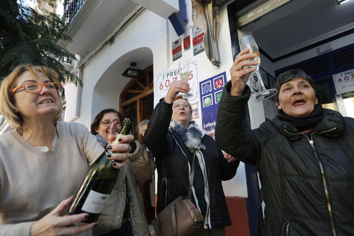 La Asociación de Amas de Casa de la Pobla de Farnals (Valencia) repartirá 720 euros por cada papeleta de 2,40 euros en las que se dividieron los décimos del 05.431, agraciado con el quinto premio en el sorteo de lotería de hoy.. EFE