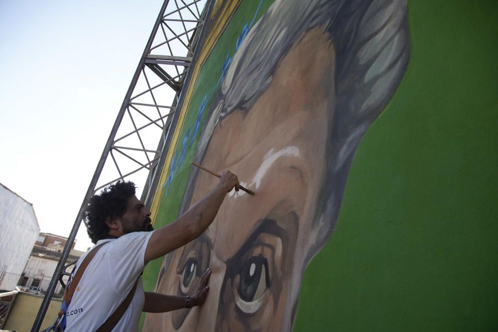 Carlos Adeva junto a su mural de Antonio Pedrero.
