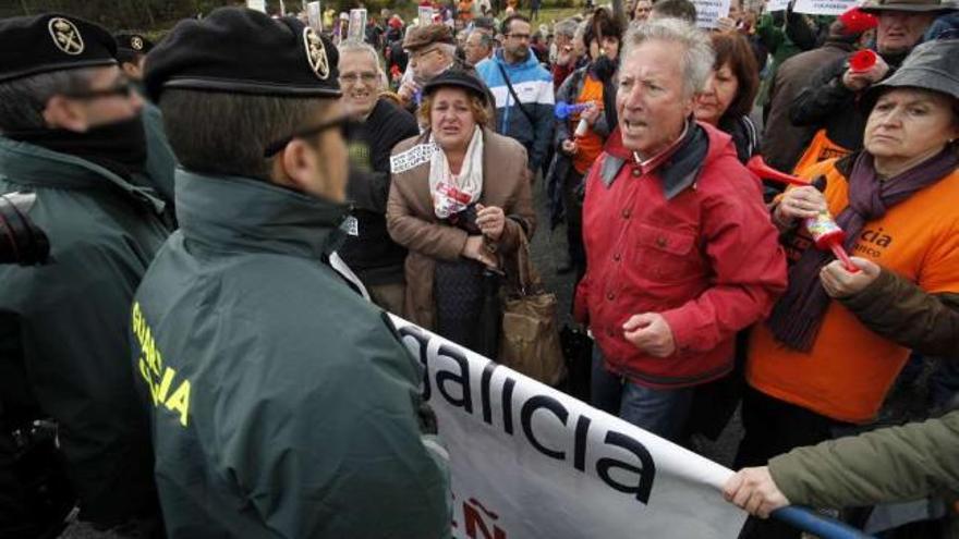 Decenas de agentes controlaron los accesos a la feria para impedir la entrada de manifestantes.  // Bernabé/Gutier