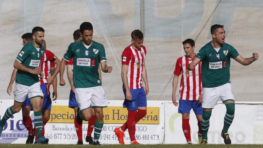 Los jugadores del Coruxo celebran uno de sus tres goles. // A. Villar