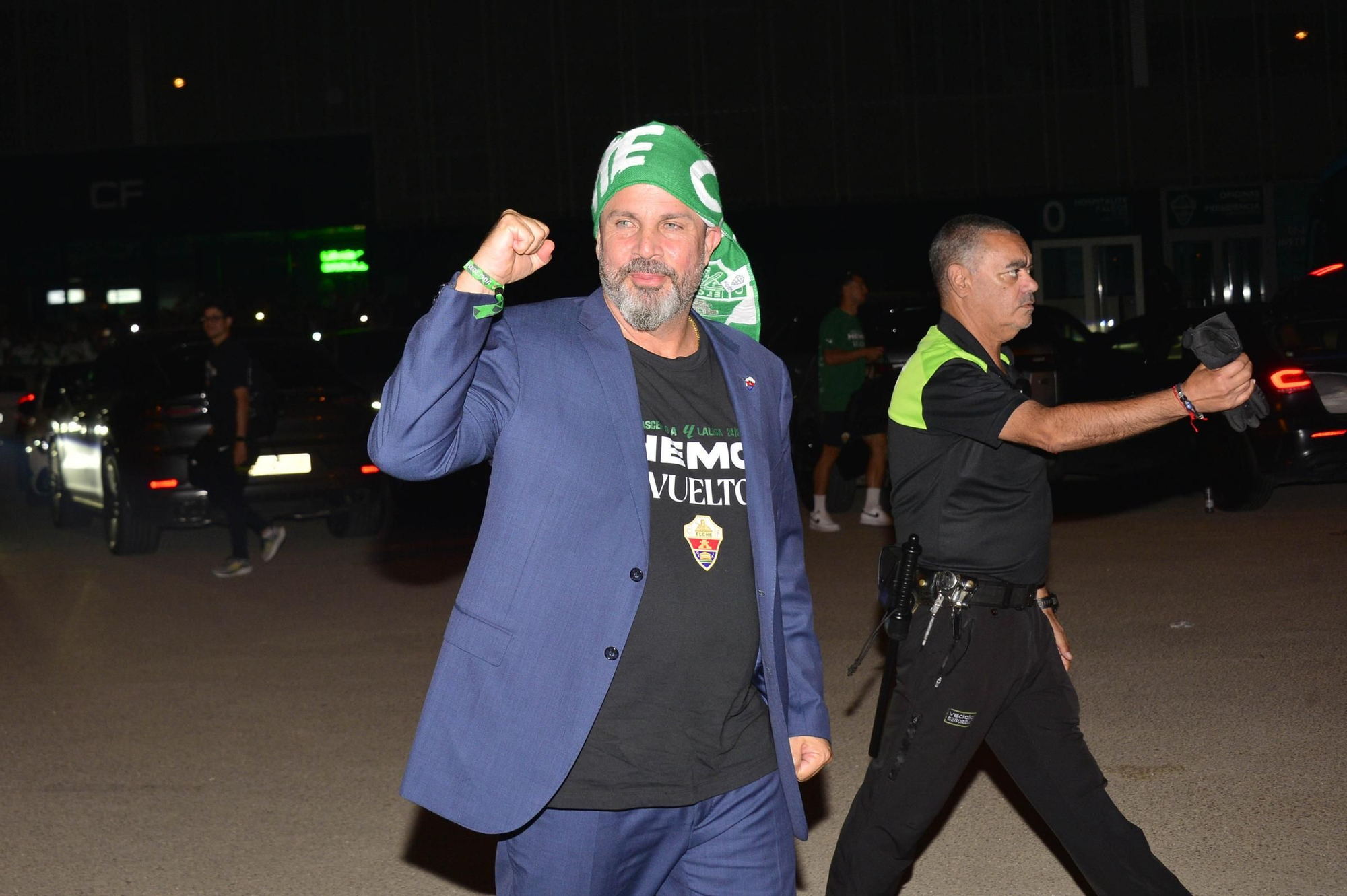 La afición del Elche recibe a los héroes del ascenso a su llegada al Martínez Valero